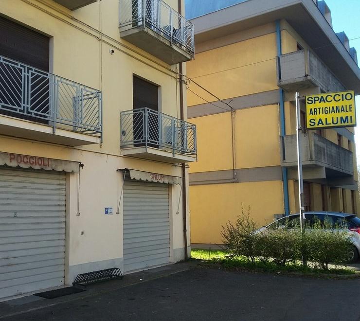 Pistola contro la cassiera Rapinata la salumeria 