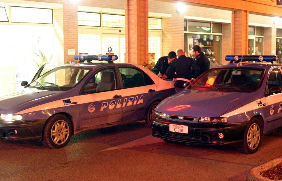 Ruba la merce e poi scappa via 