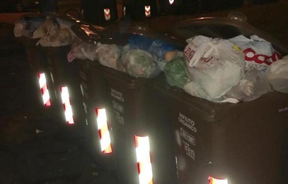 Dopo Natale i rifiuti invadono tutta la città 