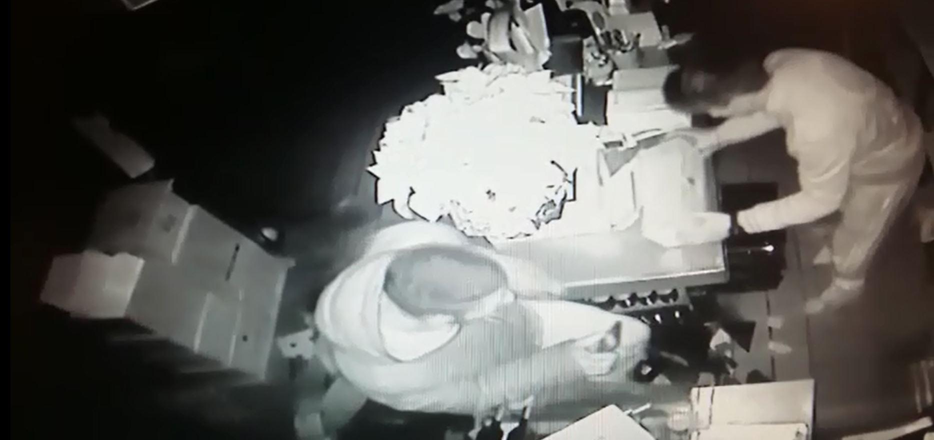 Il fermo immagine con due dei quattro ladri dentro il ristorante