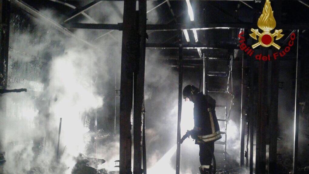 L'intervento dei vigili del fuoco nella baracca sul viale D'Annunzio