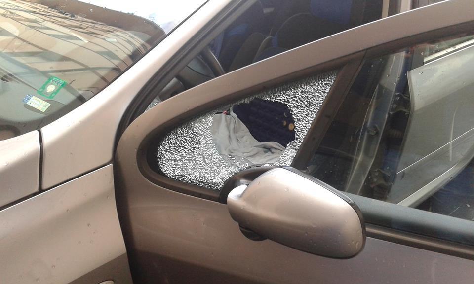 Il finestrino di un'auto spaccato dai ladri (foto d'archivio)
