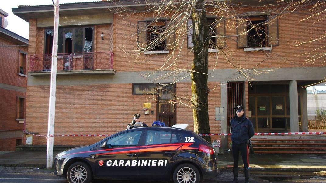 I carabinieri davanti alla palazzina di via Firenze