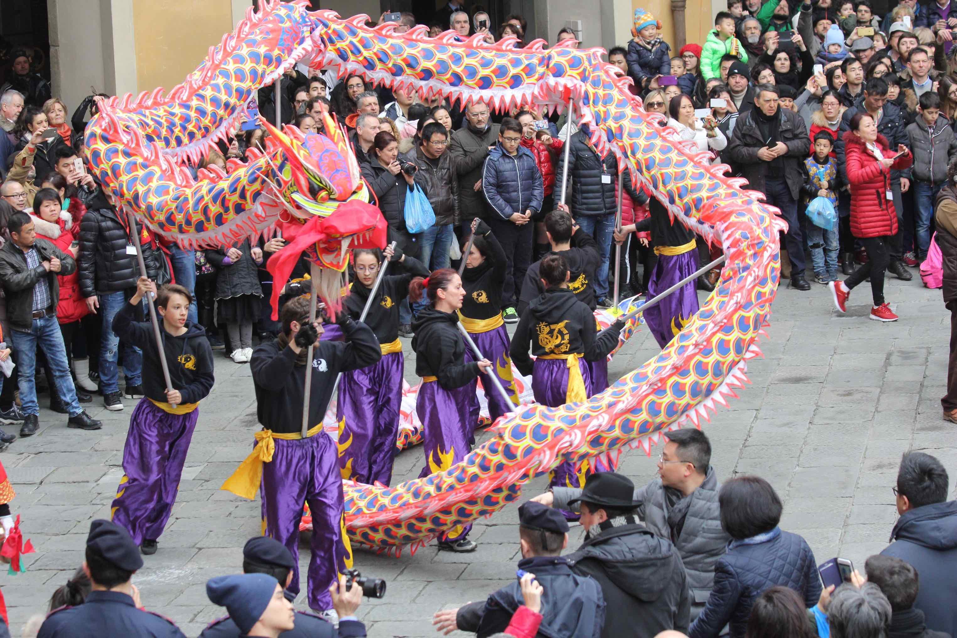 La sfilata del Dragone in piazza del Comune a Prato