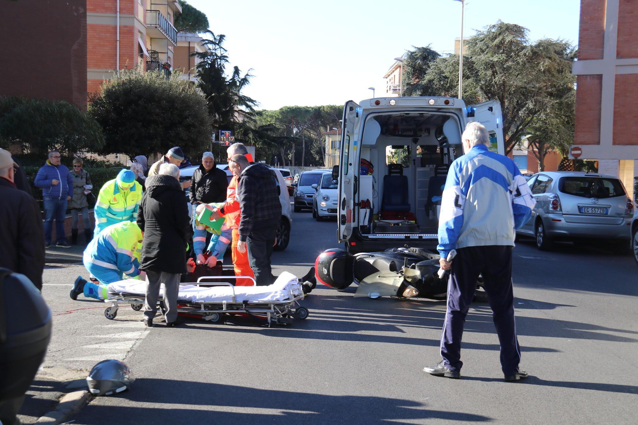 Lo scooterista ferito e i soccorsi in via degli Oleandri (Repetti/Pentafoto)
