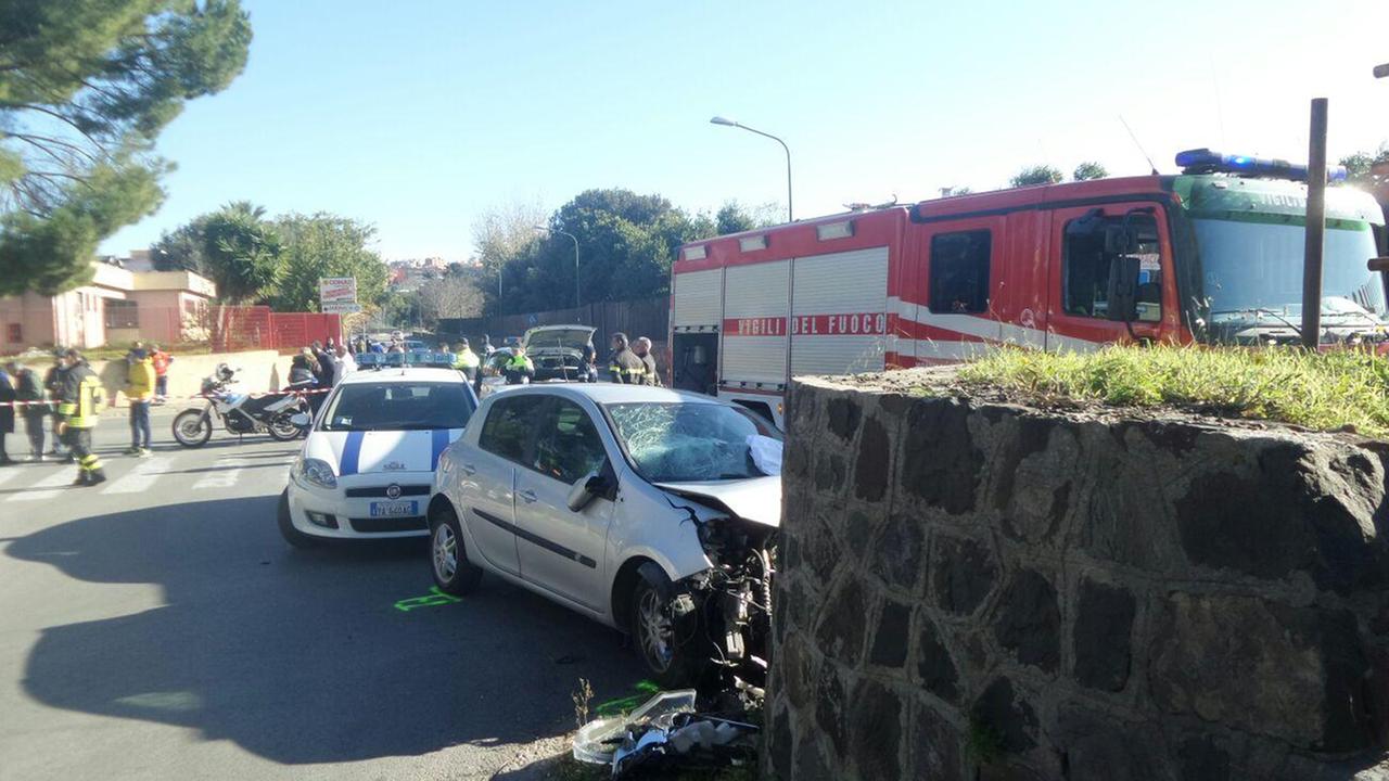Sassari, ha un infarto mentre guida e si schianta con l'auto: morto sul colpo