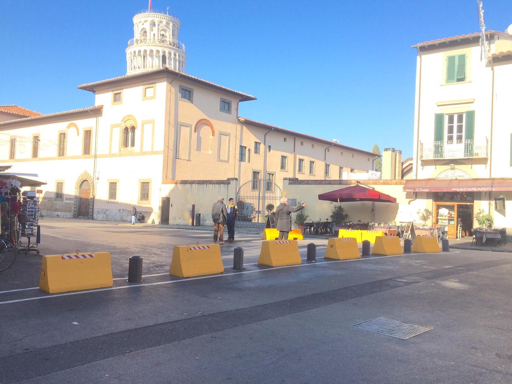 Una parte di blocchi installati per evitare accessi di auto e camion in Piazza dei Miracoli