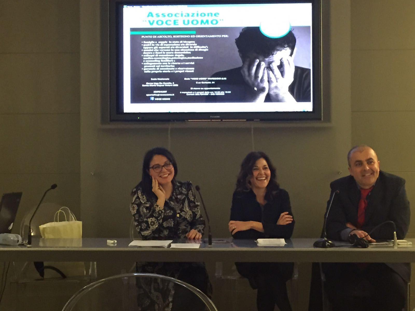 Antonietta Montano (a sinistra) durante la presentazione di Voce Uomo