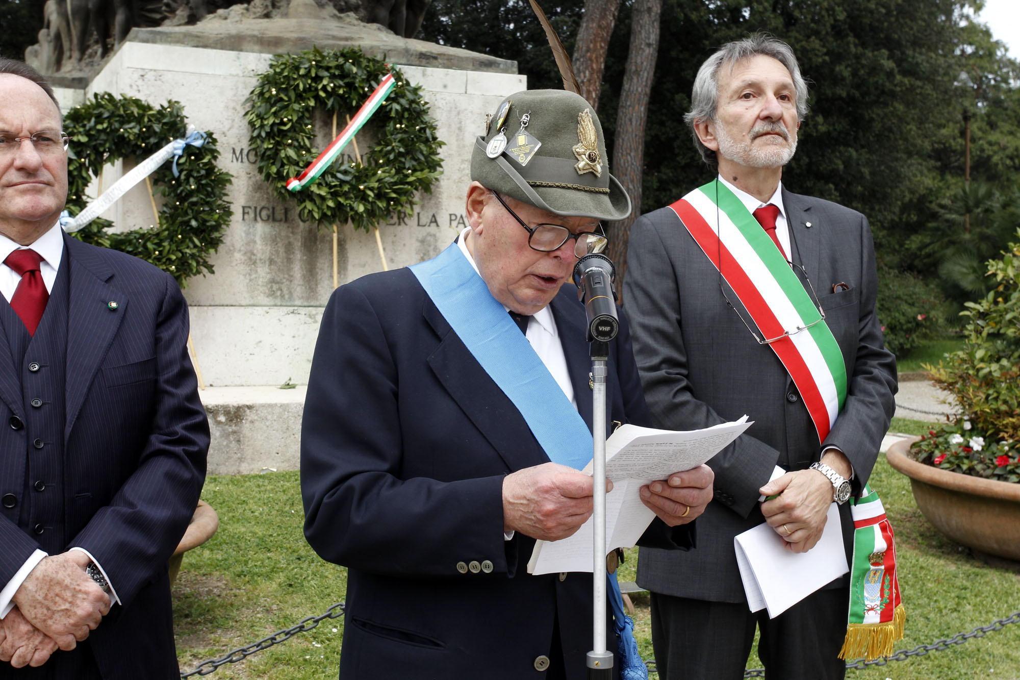 Il commendator Ferruccio Iacopini accanto al sindaco Bellandi durante una cerimonia di commemorazione davanti al monumento ai Caduti (Foto Nucci)