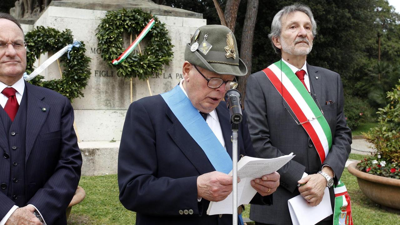 Il commendator Ferruccio Iacopini accanto al sindaco Bellandi durante una cerimonia di commemorazione davanti al monumento ai Caduti (Foto Nucci)