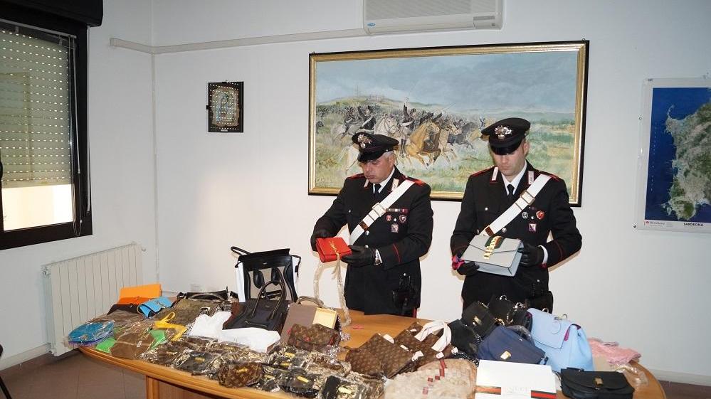 I carabinieri mostrano una parte della merce sequestrata
