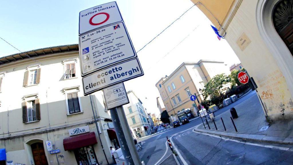 Uno dei varchi Ztl della città, a pochi metri dal teatro Goldoni (Marzi Pentafoto)