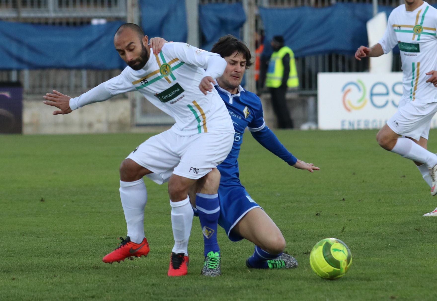 Un contrasto di gioco in Prato-Racing Roma (Foto Batavia)
