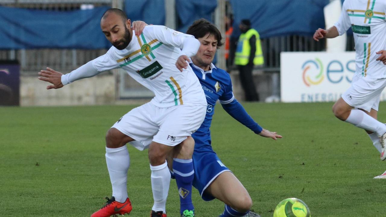 Un contrasto di gioco in Prato-Racing Roma (Foto Batavia)