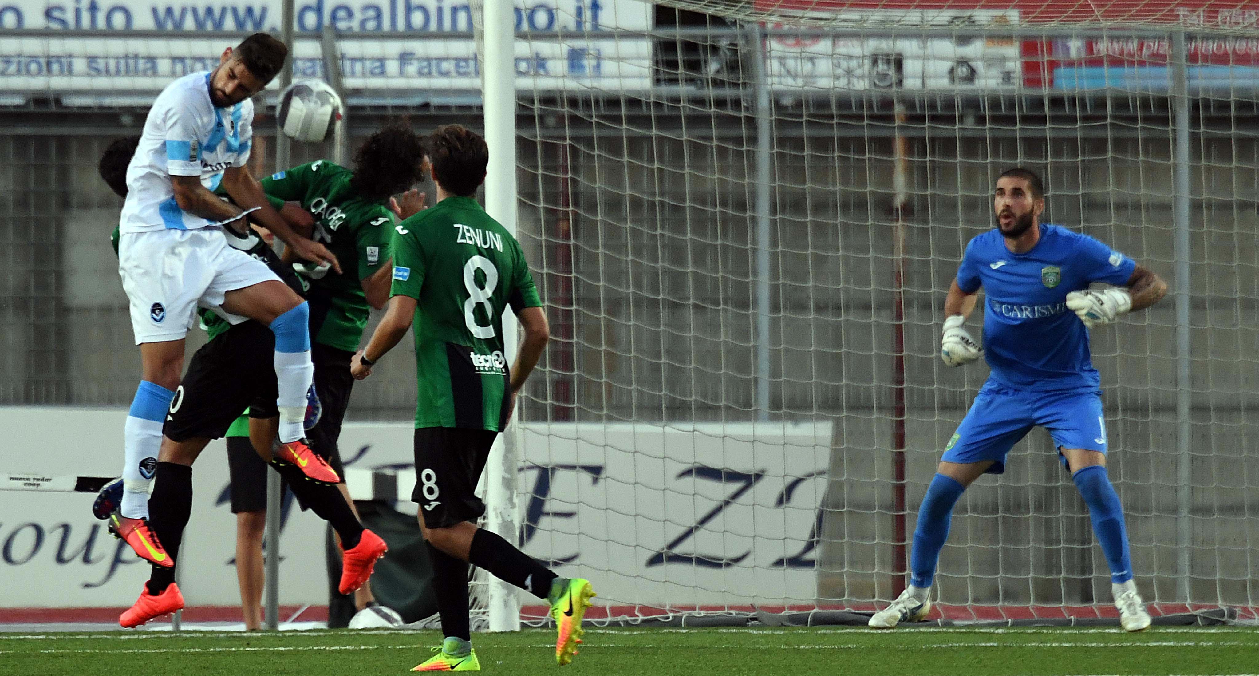 Il portiere neroverde Nocchi apparso incerto sul primo gol della Viterbese