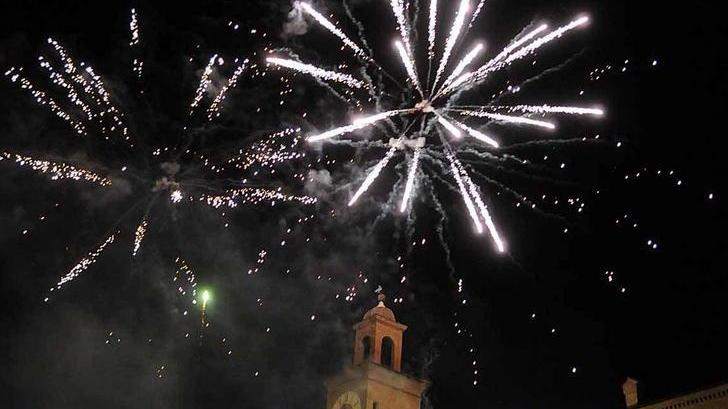 Le piazze vestite a festa tra musica, solidarietà e falò dell’anno vecchio