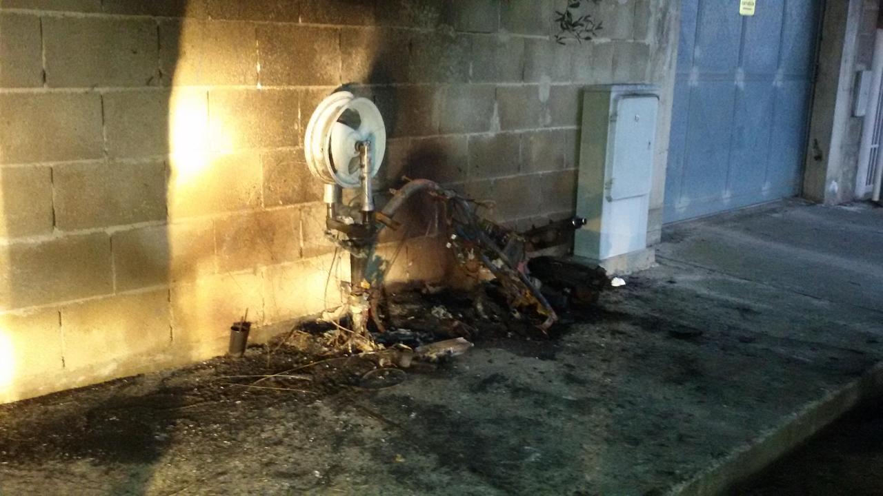 Muravera, gli incendiano il motorino mentre lui fa festa con gli amici