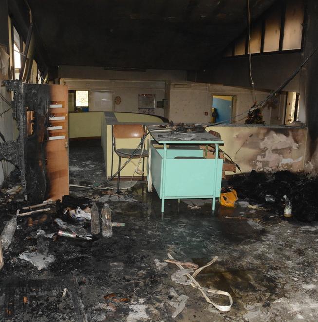 Scuola bruciata a Sassari, i migranti aiutano le maestre 