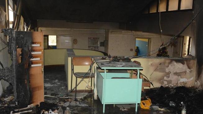 Scuola bruciata a Sassari, i migranti aiutano le maestre