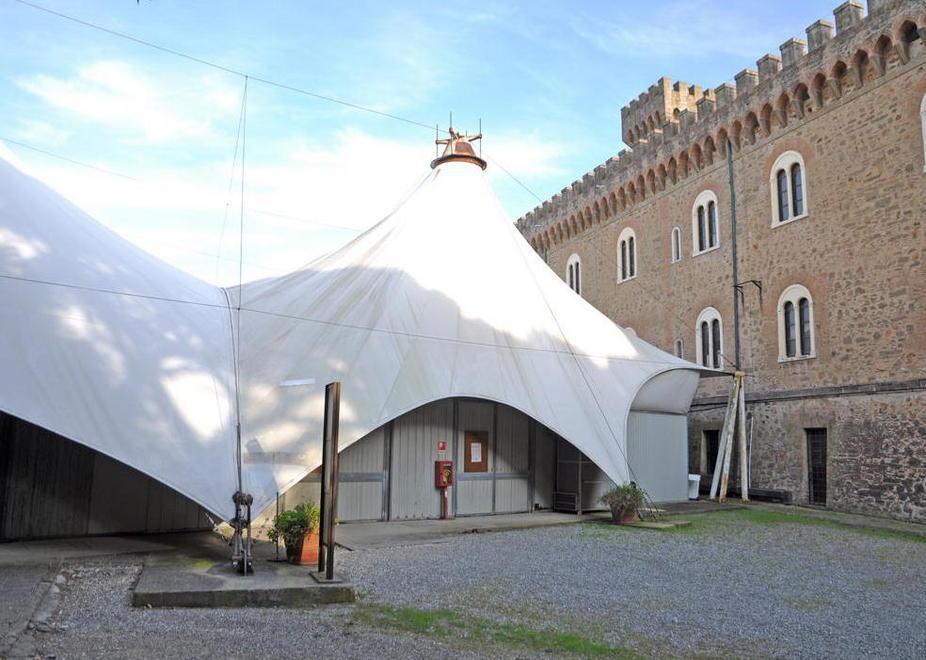 La tensostruttura dietro al castello Pasquini