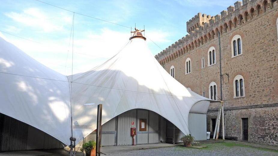 La tensostruttura dietro al castello Pasquini