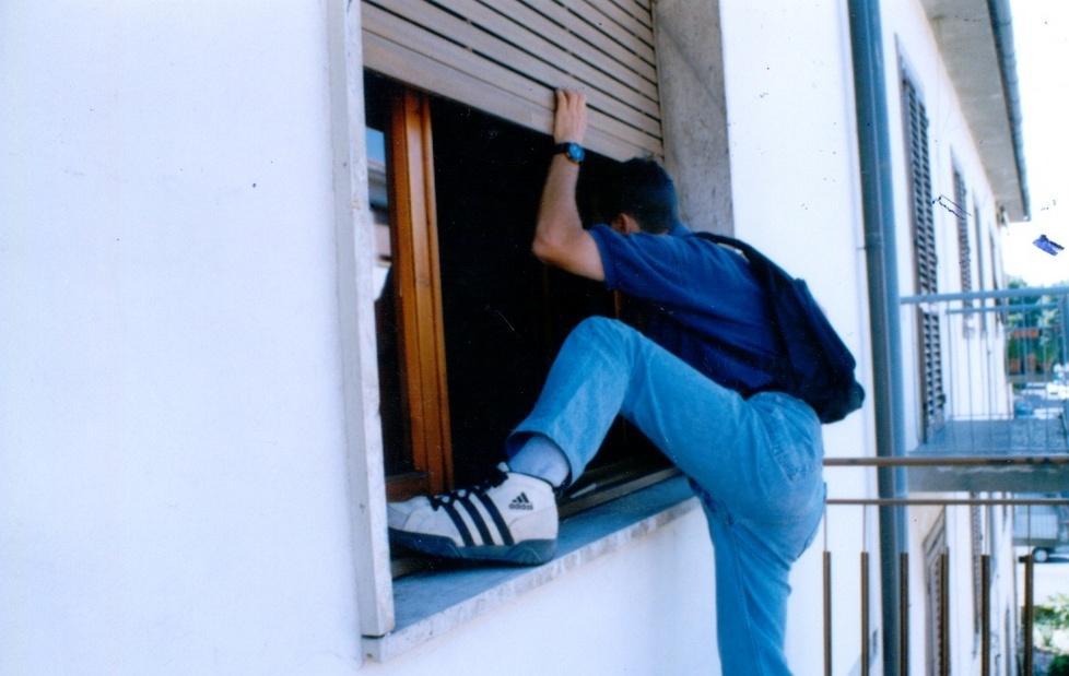 Sorprende un ladro in casa e lo fa arrestare dalla polizia