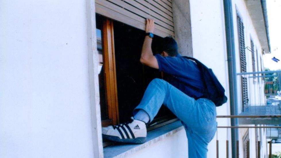 Sorprende un ladro in casa e lo fa arrestare dalla polizia