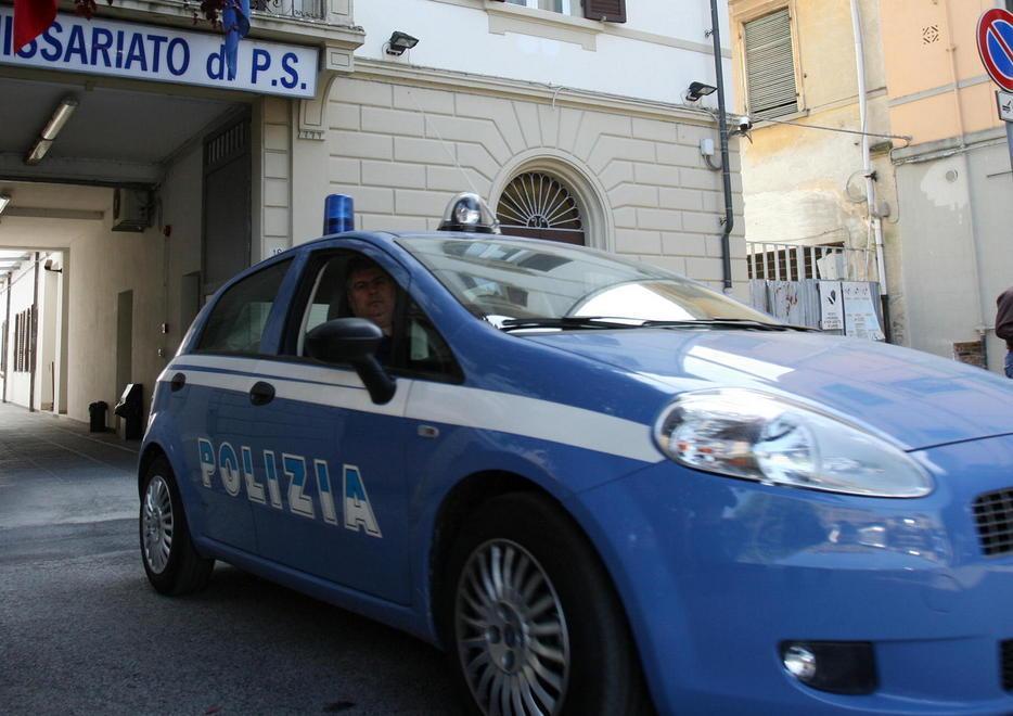 Picchia l’ex convivente con una catena e la violenta 