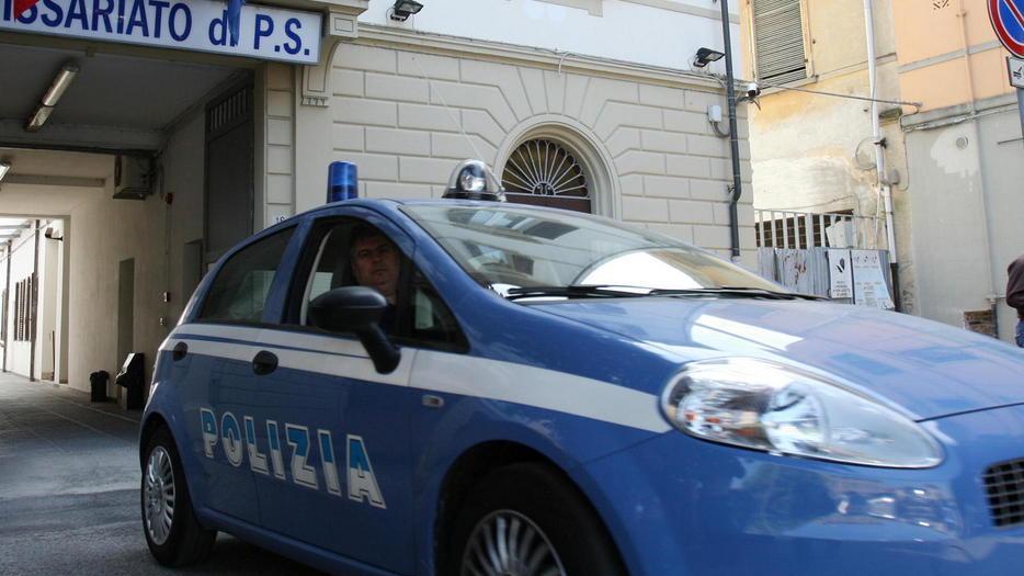 Picchia l’ex convivente con una catena e la violenta
