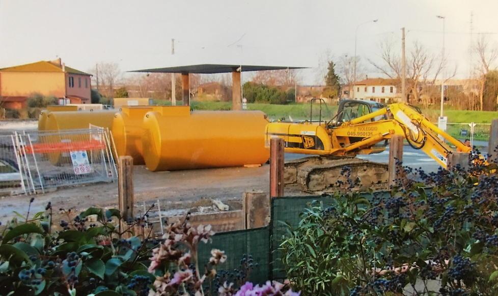 Vicino alle case spunta un distributore