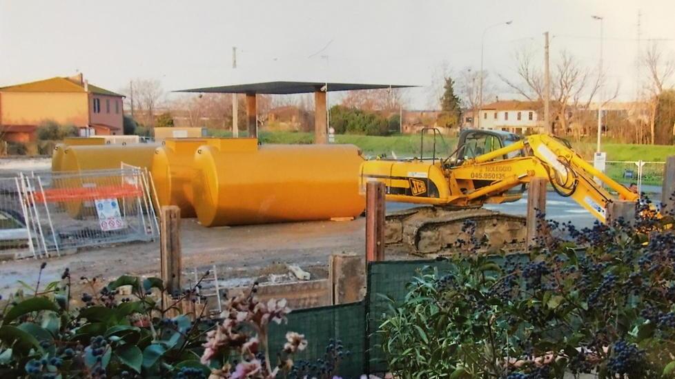Vicino alle case spunta un distributore