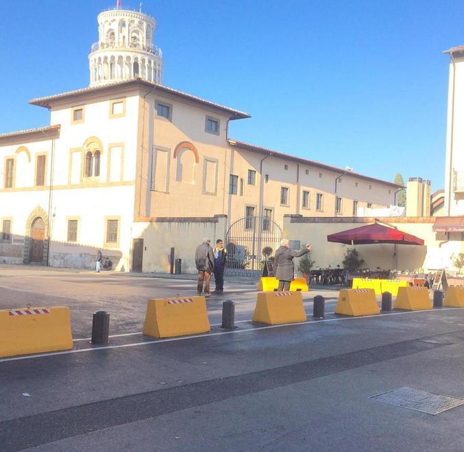 Arriva in auto in Piazza dei Miracoli 