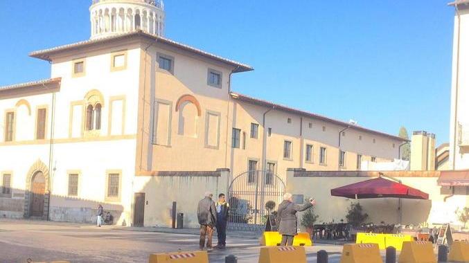 Arriva in auto in Piazza dei Miracoli