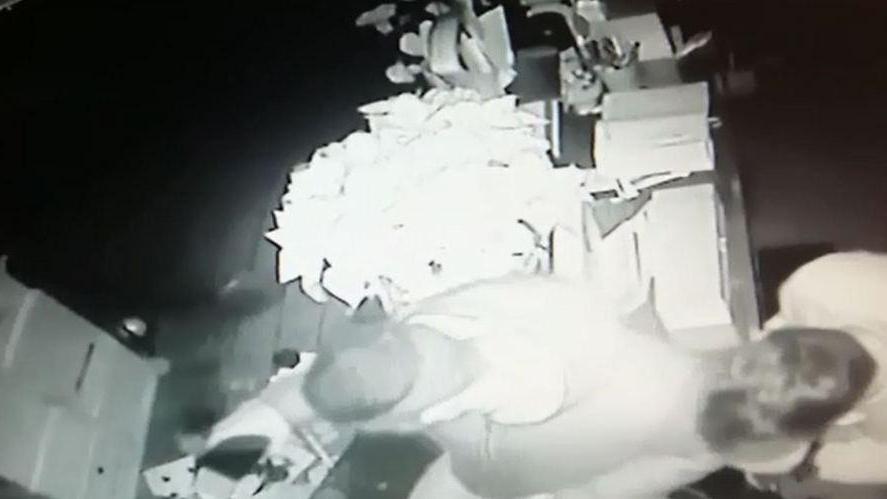 Raid alla Grotta per rubare il fondo cassa