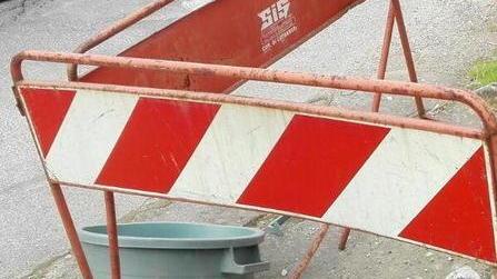 Una buca mai sistemata in centro a Marlia