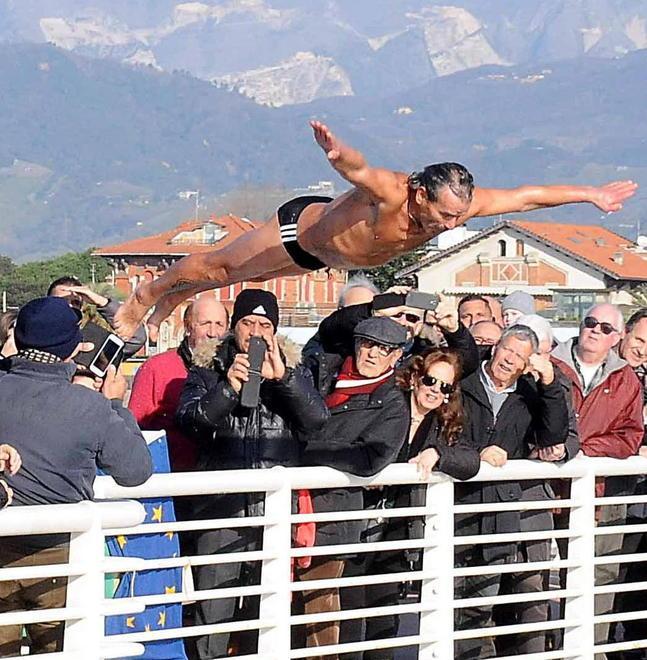 Un tuffo in mare per salutare il 2017