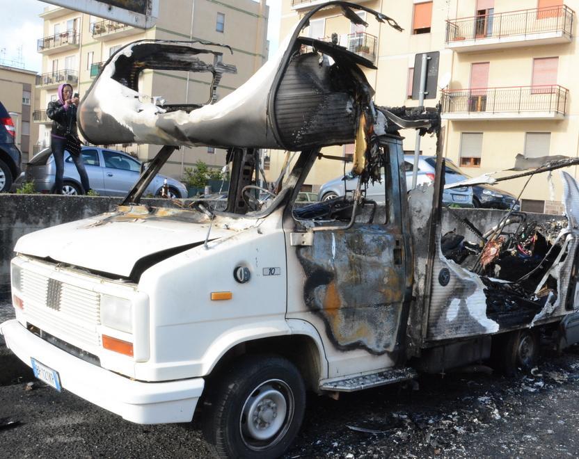 A pochi metri camper distrutto dalle fiamme
