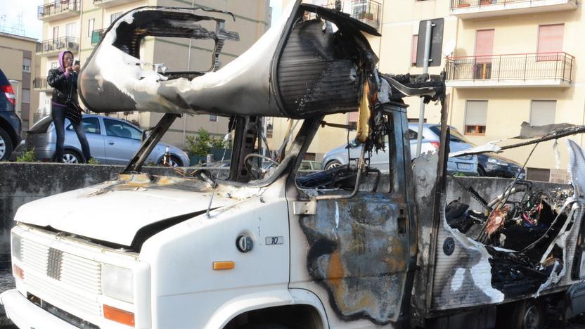 A pochi metri camper distrutto dalle fiamme