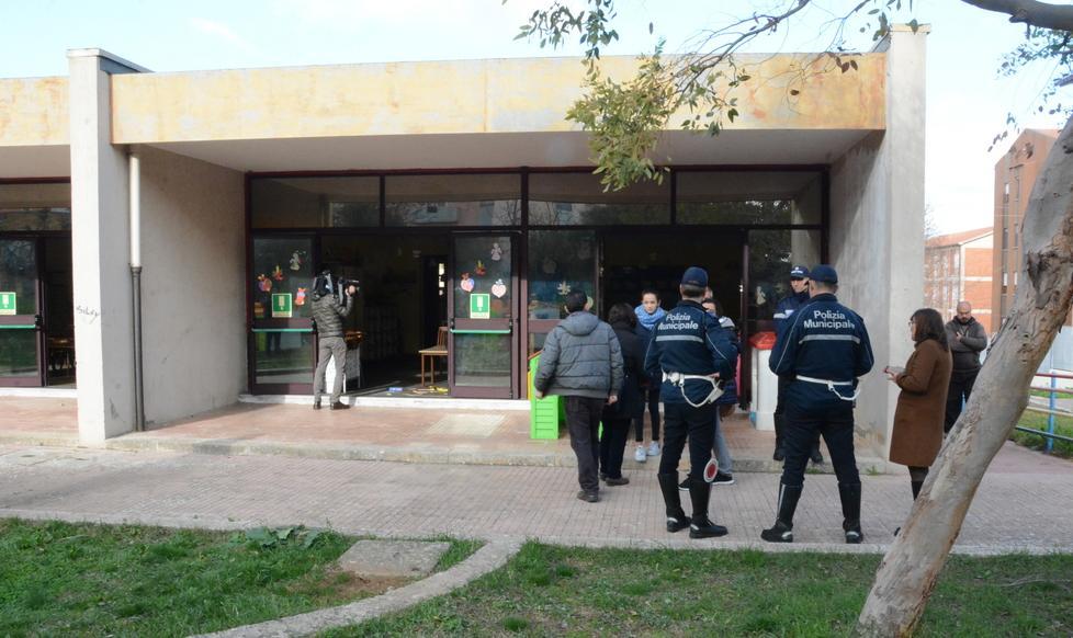 Incendiari in azione devastata scuola materna 