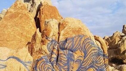 Siniscola, sfregiata una roccia a Capo Comino