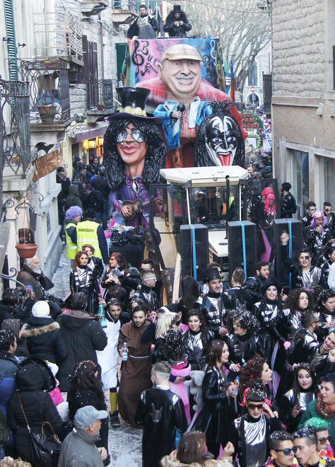 Una sfilata di carnevale a Tempio