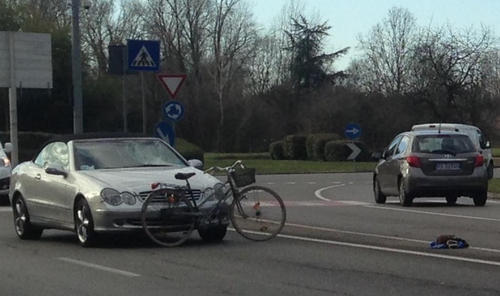 Anziano travolto sulle strisce 