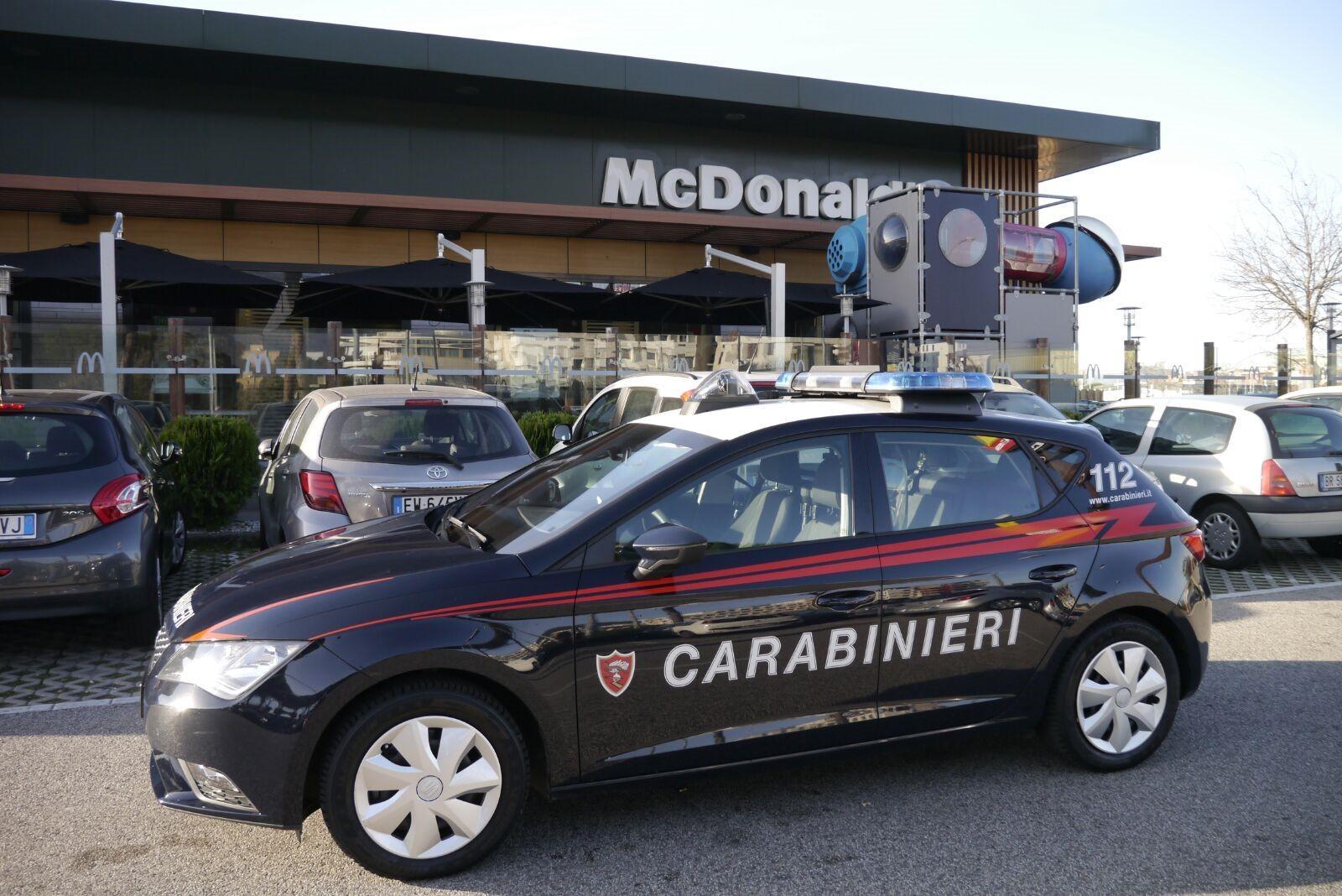 Una pattuglia dei carabinieri davanti al McDonald's