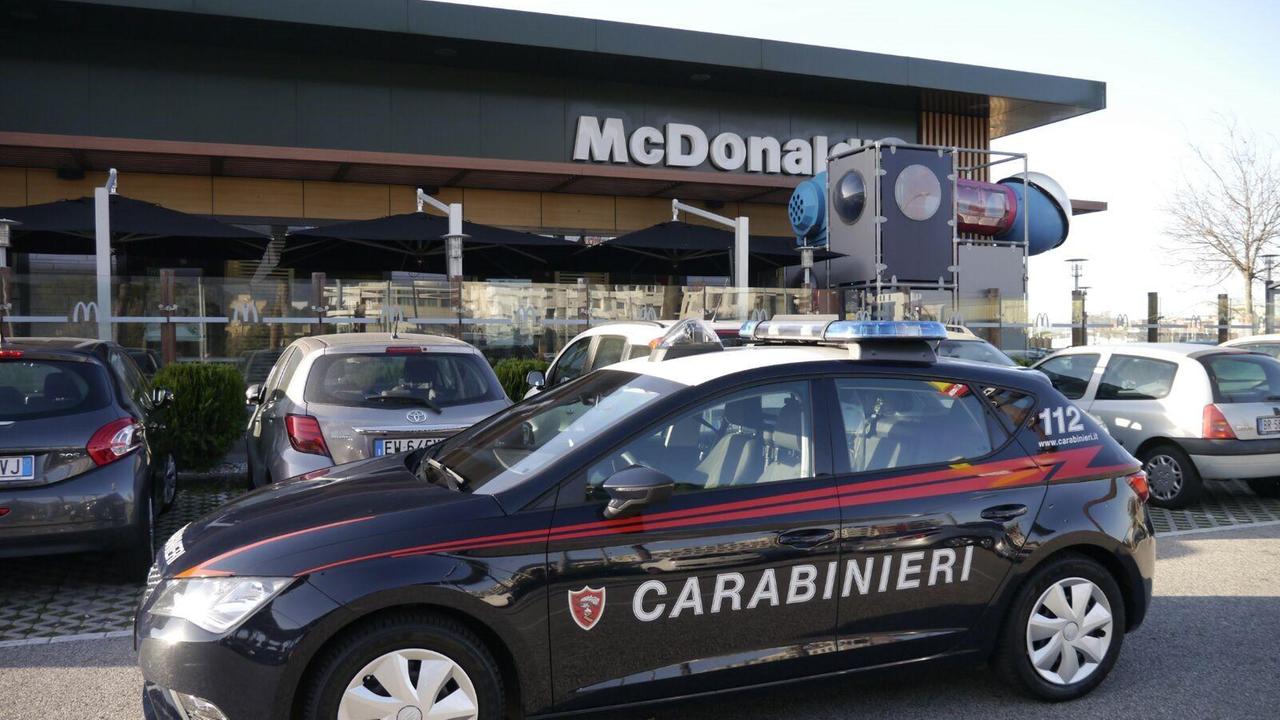 Una pattuglia dei carabinieri davanti al McDonald's