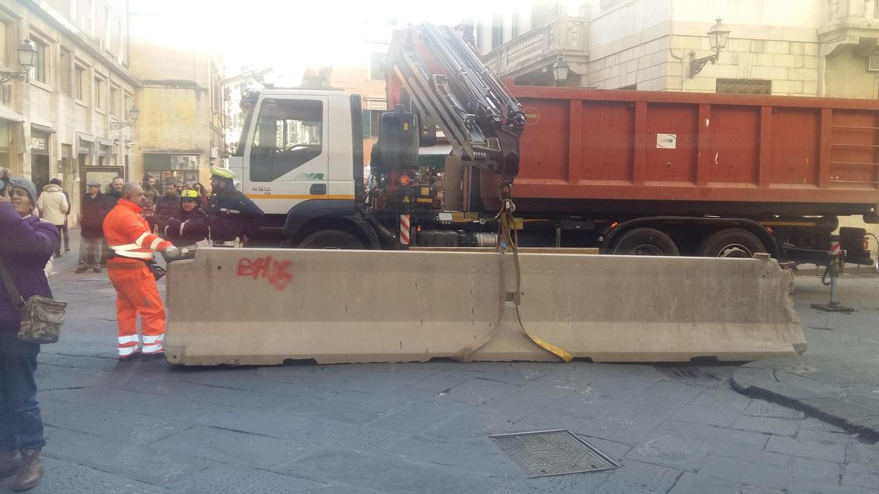 Veglione blindato, blocchi di cemento lungo Corso Italia e Borgo Stretto