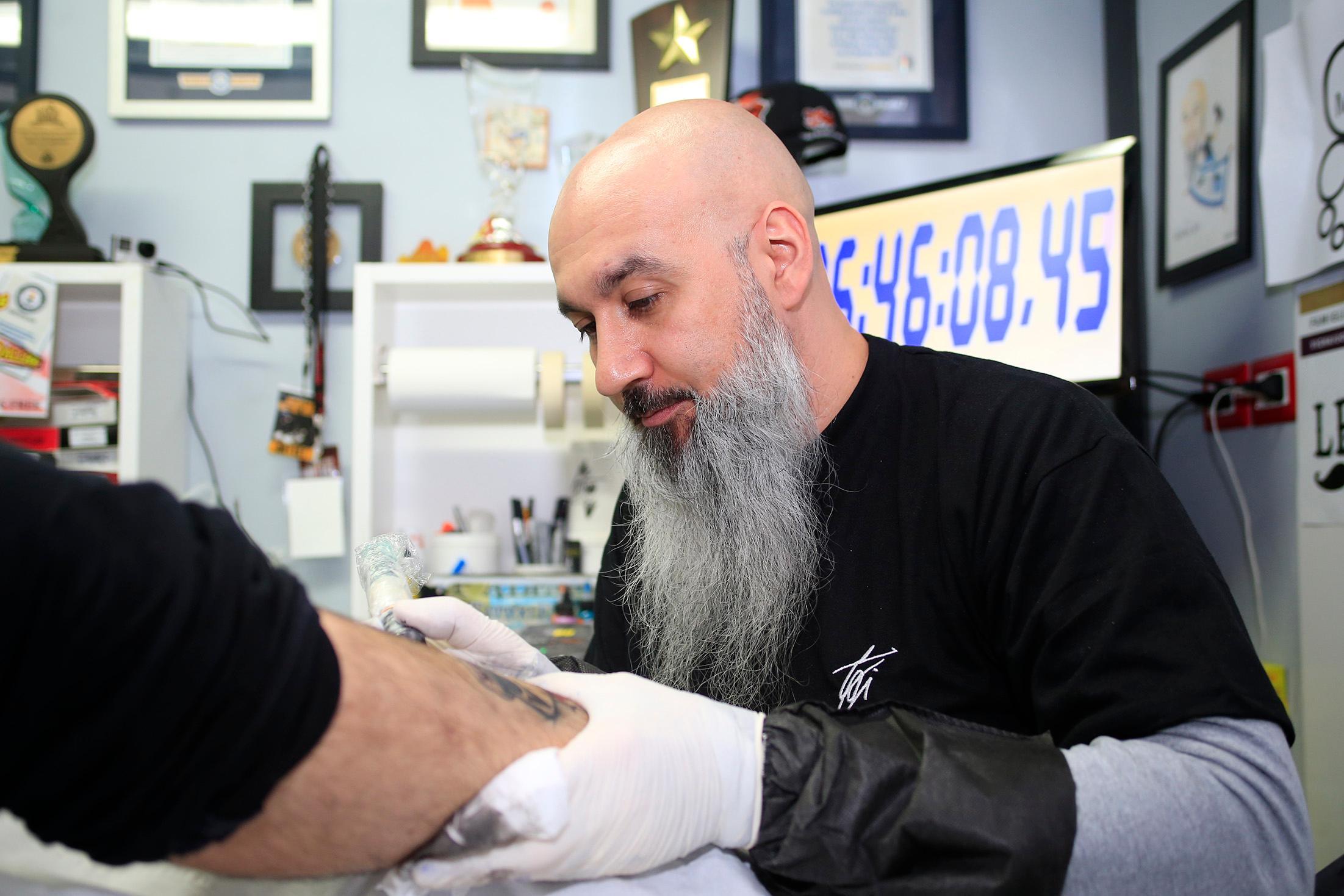 Alle Tattoo durante la sessione da record