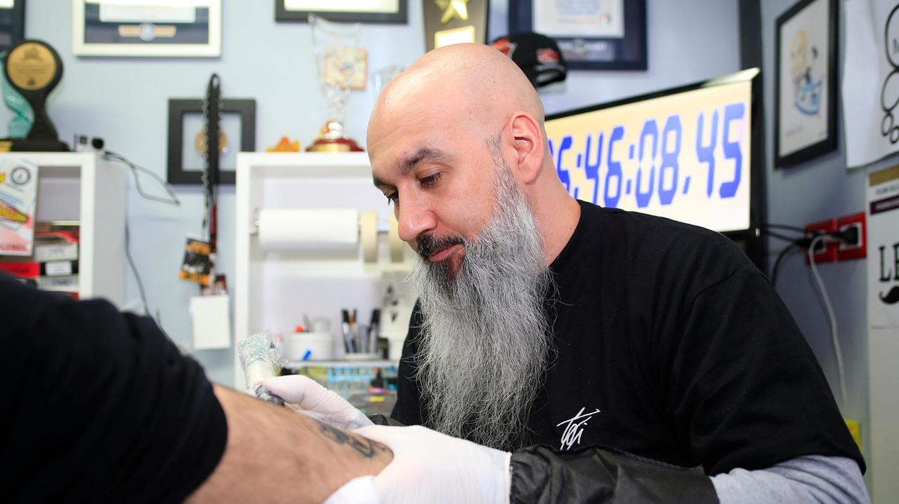 Alle Tattoo durante la sessione da record