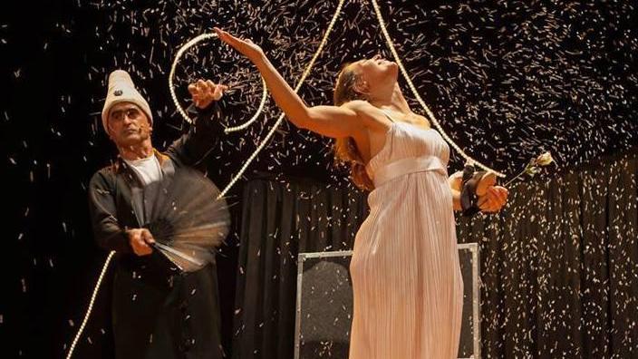 Con “Makkeroni a Capodanno” la mezzanotte si aspetta ridendo