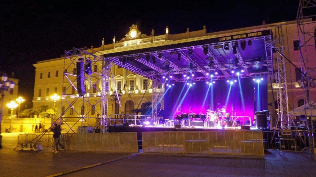 Piazza d'Italia palcoscenico dello spettacolo di Raphael Gualazzi (foto Ivan Nuvoli)