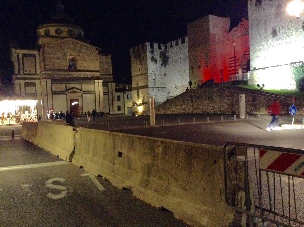 I blocchi di cemento piazzati all'altezza del Castello dell'Imperatore (foto Batavia)